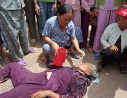 Nàng dâu bị gia đình chồng đánh đập dã man - 1