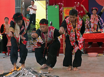 Tắm than hồng, nhảy “Pút tồng” - 3