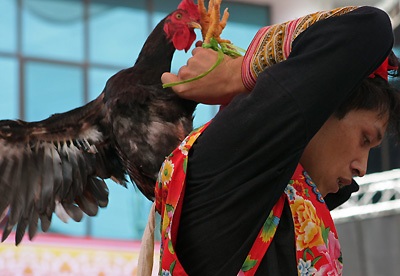 Tắm than hồng, nhảy “Pút tồng” - 7