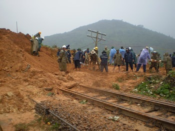 Ngày đêm đội mưa gió để thông tuyến đường sắt - 3 Ngày đêm đội mưa gió để thông tuyến đường sắt - 3