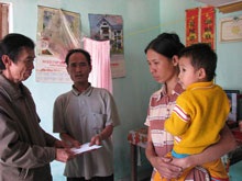 Báo Dân trí trao quà cho các gia đình nạn nhân bão lũ tại Nghệ An - 1