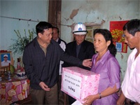 Tổng bí thư Nông Đức Mạnh thăm vùng lũ Quảng Nam - 1 Tổng bí thư Nông Đức Mạnh thăm vùng lũ Quảng Nam - 1
