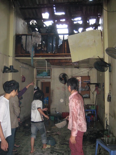 Cháy lớn chợ Dịch Vọng thiêu rụi hàng trăm xe máy - 6 Cháy lớn chợ Dịch Vọng thiêu rụi hàng trăm xe máy - 6