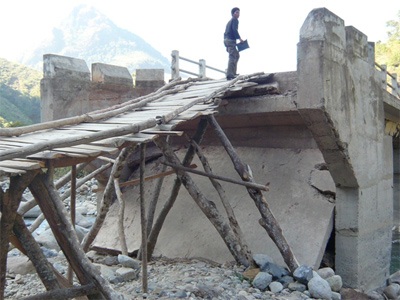 Đánh cược tính mạng qua cầu sắp sập - 1 Đánh cược tính mạng qua cầu sắp sập - 1