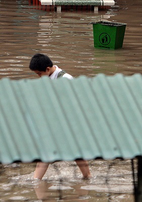 Chùm ảnh: Học sinh lóp ngóp trong mưa lụt - 2