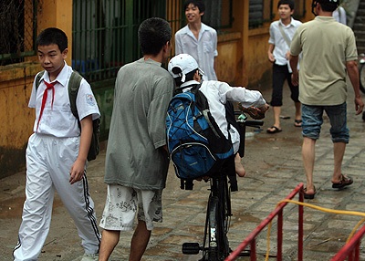 Chùm ảnh: Học sinh lóp ngóp trong mưa lụt - 10