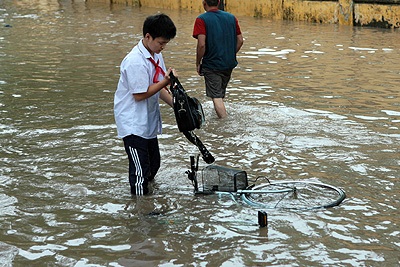 Chùm ảnh: Học sinh lóp ngóp trong mưa lụt - 11