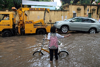 Chùm ảnh: Học sinh lóp ngóp trong mưa lụt - 12