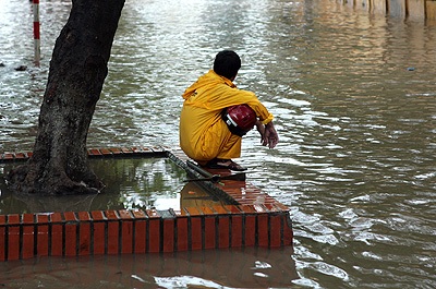 Chùm ảnh: Học sinh lóp ngóp trong mưa lụt - 13