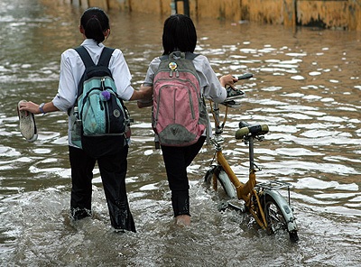 Chùm ảnh: Học sinh lóp ngóp trong mưa lụt - 14