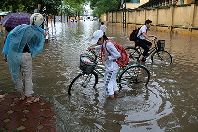 Chùm ảnh: Học sinh lóp ngóp trong mưa lụt - 15