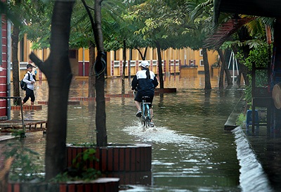 Chùm ảnh: Học sinh lóp ngóp trong mưa lụt - 3