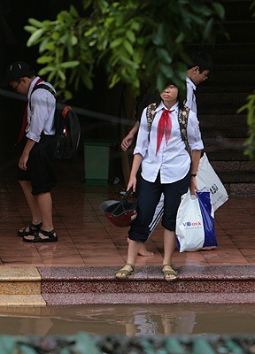 Chùm ảnh: Học sinh lóp ngóp trong mưa lụt - 4
