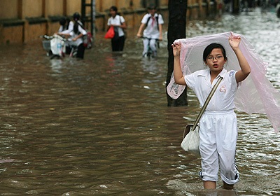 Chùm ảnh: Học sinh lóp ngóp trong mưa lụt - 5