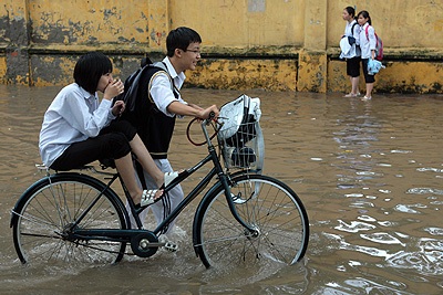 Chùm ảnh: Học sinh lóp ngóp trong mưa lụt - 6