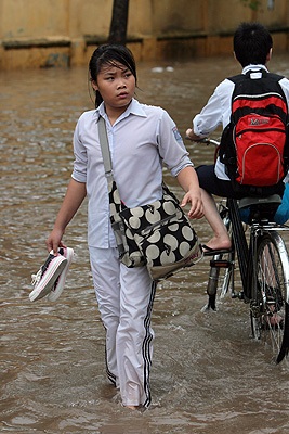 Chùm ảnh: Học sinh lóp ngóp trong mưa lụt - 7