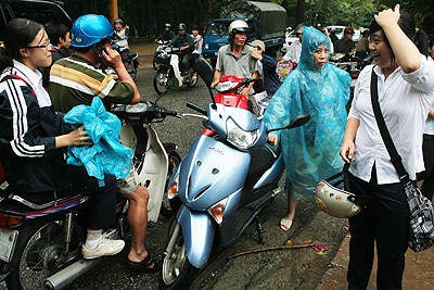 Chùm ảnh: Học sinh lóp ngóp trong mưa lụt - 8