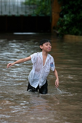 Chùm ảnh: Học sinh lóp ngóp trong mưa lụt - 9