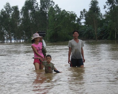 Xứ Nghệ ngập trắng nước, thiệt hại nặng do mưa lũ - 1