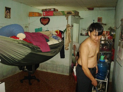 Ngủ đứng vì... triều cường - 2 Ngủ đứng vì... triều cường - 2