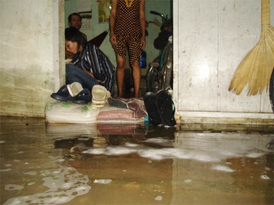 Ngủ đứng vì... triều cường - 5 Ngủ đứng vì... triều cường - 5