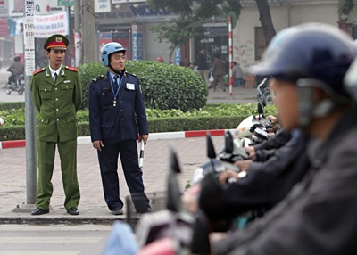 Chùm ảnh: Ngày đầu tiên thực hiện đội mũ bảo hiểm - 2