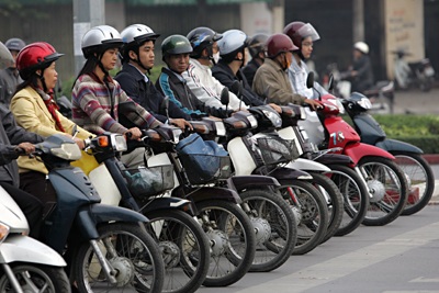 Chùm ảnh: Ngày đầu tiên thực hiện đội mũ bảo hiểm - 3