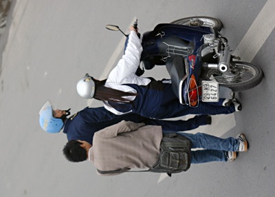 Chùm ảnh: Ngày đầu tiên thực hiện đội mũ bảo hiểm - 6