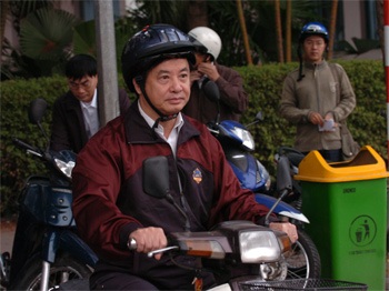 Ngỡ ngàng mũ bảo hiểm - 1 Ngỡ ngàng mũ bảo hiểm - 1
