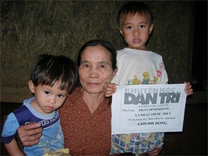 Ủng hộ “Bà mẹ nghèo với đứa con nhặt được” và “Hai trẻ thơ mồ côi cha mẹ" - 1 Ủng hộ “Bà mẹ nghèo với đứa con nhặt được” và “Hai trẻ thơ mồ côi cha mẹ" - 1