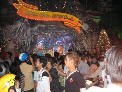 TPHCM rực rỡ sắc màu đêm Giáng sinh - 9 TPHCM rực rỡ sắc màu đêm Giáng sinh - 9