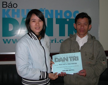 Trao tiền ủng hộ cho sinh viên Trần Văn Sơn và em Nguyễn Thanh Phi - 1 Trao tiền ủng hộ cho sinh viên Trần Văn Sơn và em Nguyễn Thanh Phi - 1