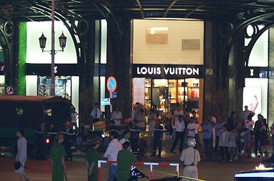 Sập trần tại sảnh khách sạn Caravelle TPHCM - 1