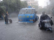 Hà Nội: Mưa rất to, đường ngập cục bộ - 5