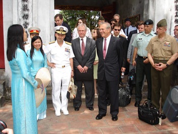Ông Rumsfeld thăm Văn Miếu - Quốc Tử Giám - 1 Ông Rumsfeld thăm Văn Miếu - Quốc Tử Giám - 1