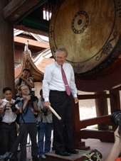 Ông Rumsfeld thăm Văn Miếu - Quốc Tử Giám - 3 Ông Rumsfeld thăm Văn Miếu - Quốc Tử Giám - 3