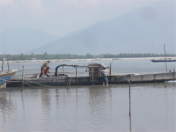 Biển Lăng Cô bị “đào bới” nghiêm trọng - 1