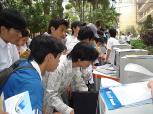 Bill Gates trong vòng vây của sinh viên - 2