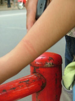 Công an còng tay phóng viên giữa đường - 1 Công an còng tay phóng viên giữa đường - 1