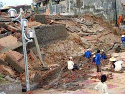 Công trình sập sau... 3 giờ khánh thành - 1 Công trình sập sau... 3 giờ khánh thành - 1