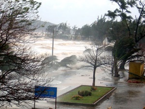 Đồ Sơn: Biển động mạnh, ngập toàn thị xã - 1