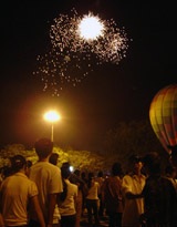 Bờ Hương Giang đêm không tĩnh lặng - 3