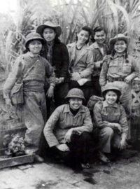 Hai thiếu nữ kéo cờ trong lễ Tuyên ngôn Độc lập - 1