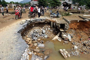 Văn Chấn vật vã trong nước mắt - 1 Văn Chấn vật vã trong nước mắt - 1