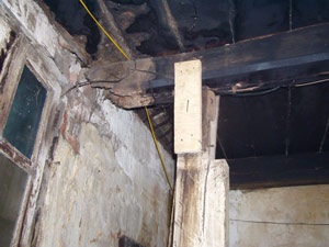 Ngôi nhà cổ nhất Hà Nội chờ… sập - 1