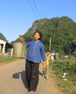 Một ngày ở nơi nước quý hơn vàng - 2