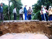 Người dân Quảng Trị hoảng loạn vì đất sụt - 1