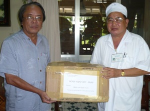 Tiếp tục nhận sự trợ giúp của độc giả và trao thuốc tại các BV - 2