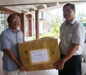 Tiếp tục nhận sự trợ giúp của độc giả và trao thuốc tại các BV - 3