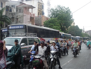 Hà Nội: Tắc đường “đồng bộ” và nghiêm trọng - 1